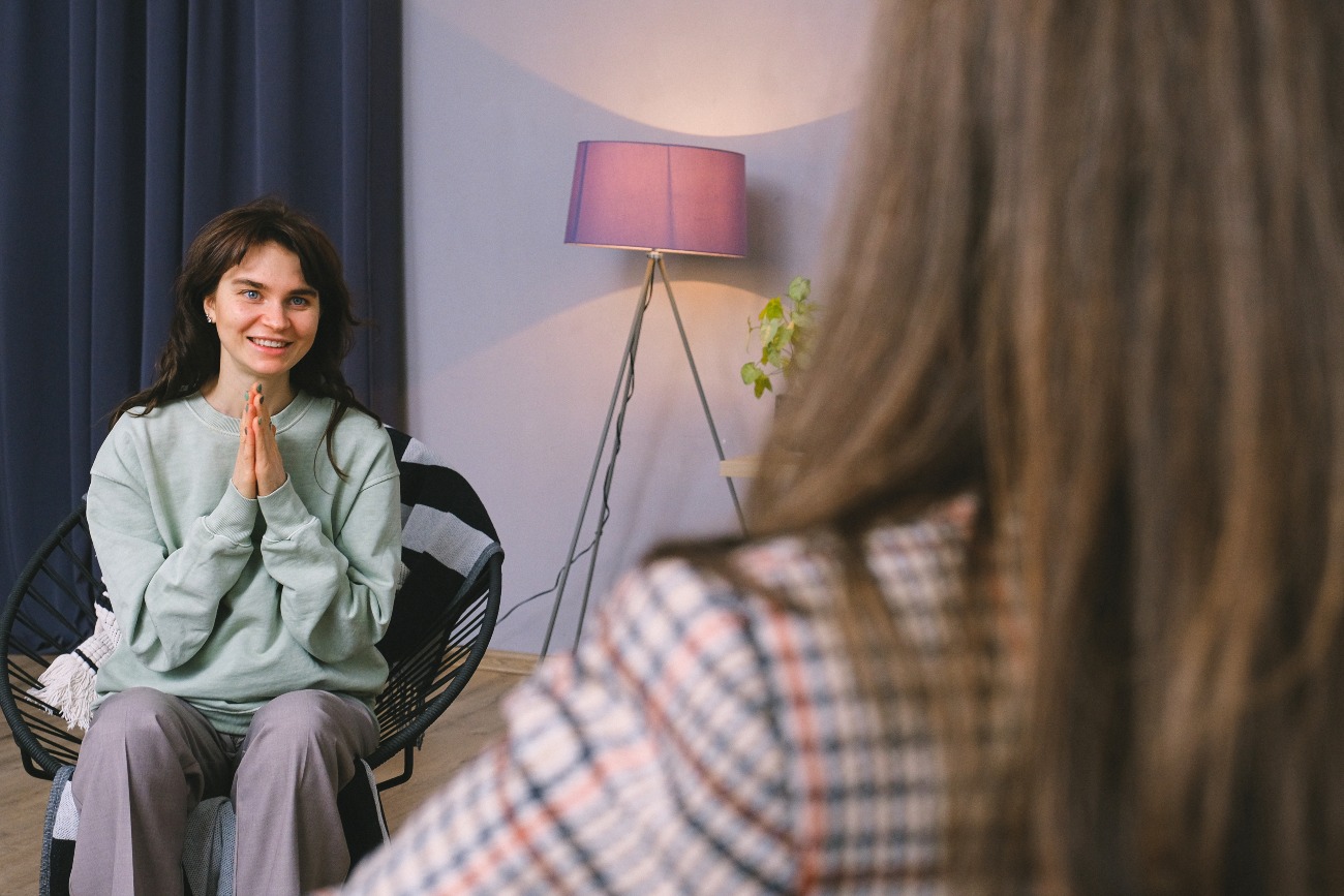 woman sitting in psychotherapy
