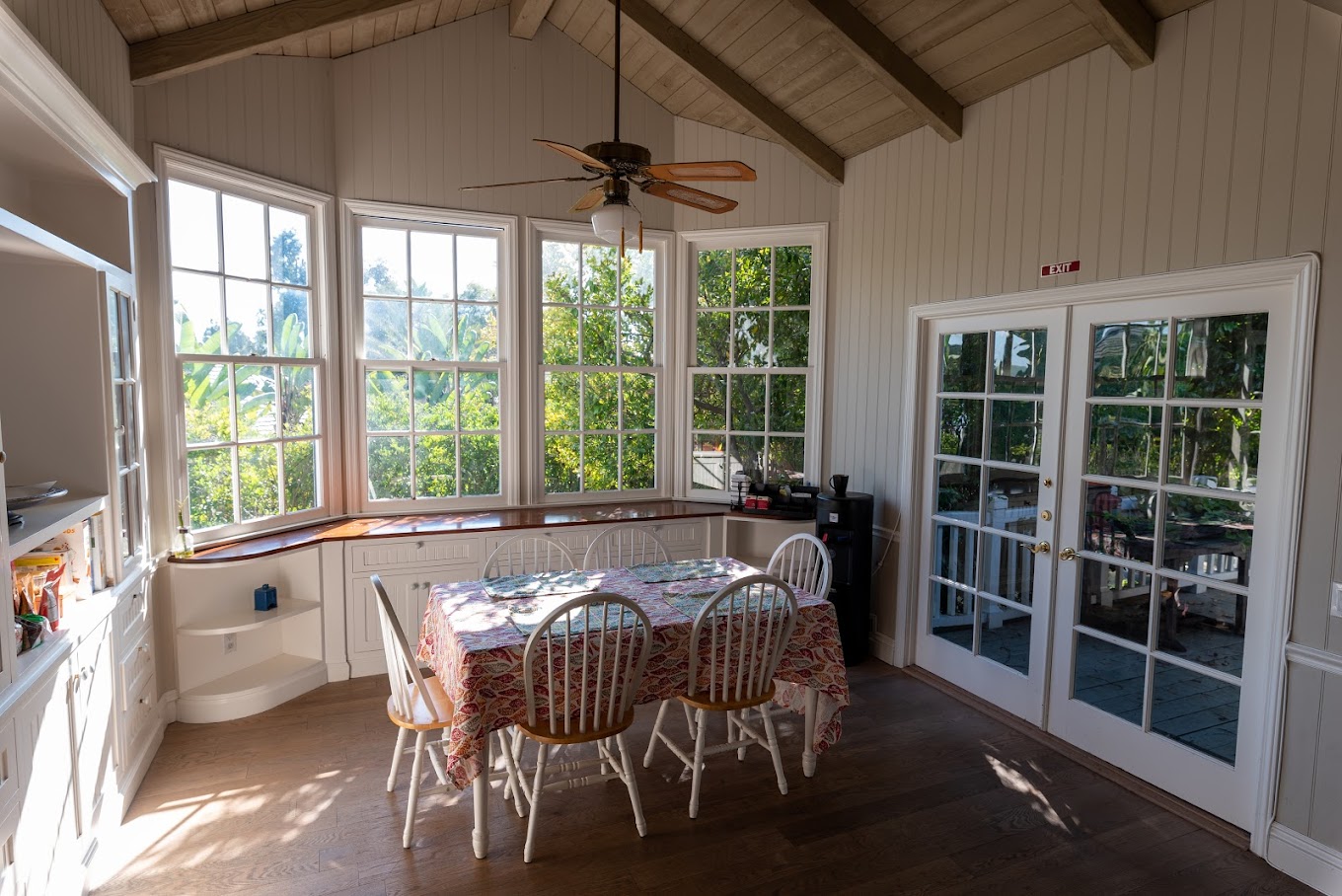 Tres Vistas dining room